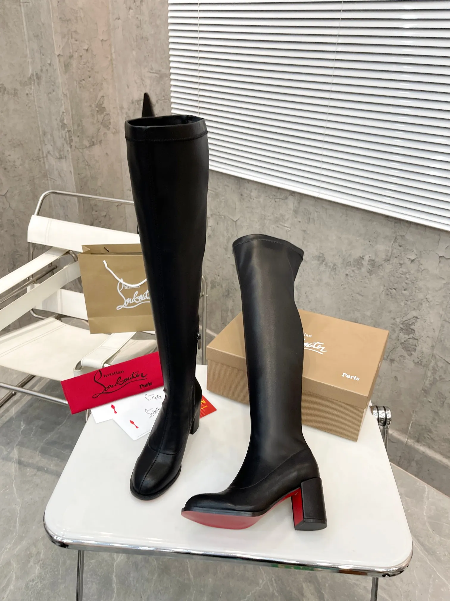 👟👟Ex-factory price 640👟👟 Christian Louboutin (CL) launches new thick-heeled stretch ankle boots, which are classic and refined, with smooth and slender lines. Fitted with 70mm square heel. The tube height is 22 inches.  ✅Fabric: stretch velvet leather ✅Lining: sheepskin ✅Outsole/heel height: rubber Heel height 7cm ✅Color: black stretch velvet black stretch leather khaki stretch suede ✅Code number: 34-41 (34,41 customized) ✅Packaging: original board packaging